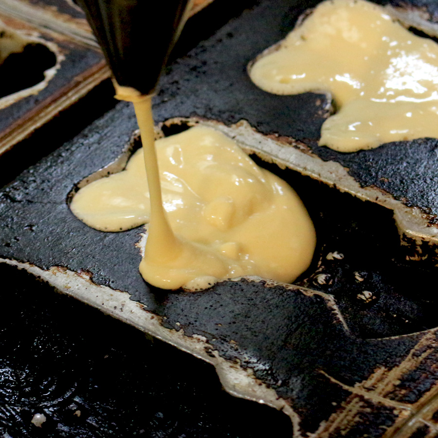 むっちゃん万十の調理風景
